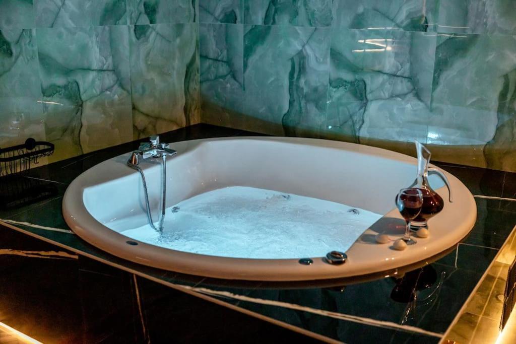 Smaragdi Luxury Jacuzzi Apartment Noho Premium Living Αθήνα Εξωτερικό φωτογραφία