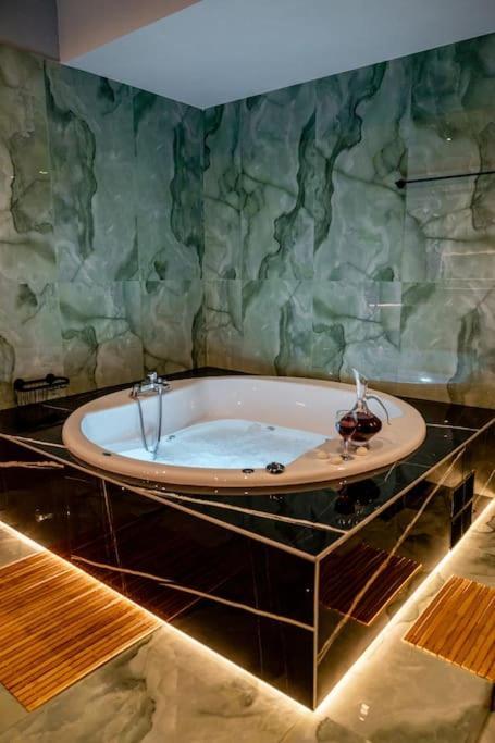 Smaragdi Luxury Jacuzzi Apartment Noho Premium Living Αθήνα Εξωτερικό φωτογραφία
