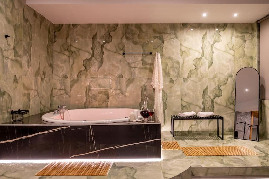 Smaragdi Luxury Jacuzzi Apartment Noho Premium Living Αθήνα Εξωτερικό φωτογραφία
